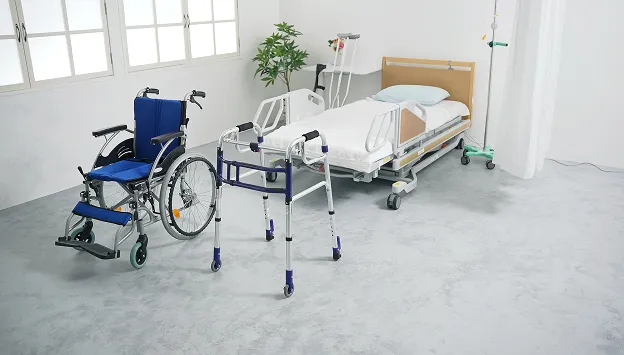 chambre d'hopital avce lit médicalisé, fauteuil roulant et déambulateur